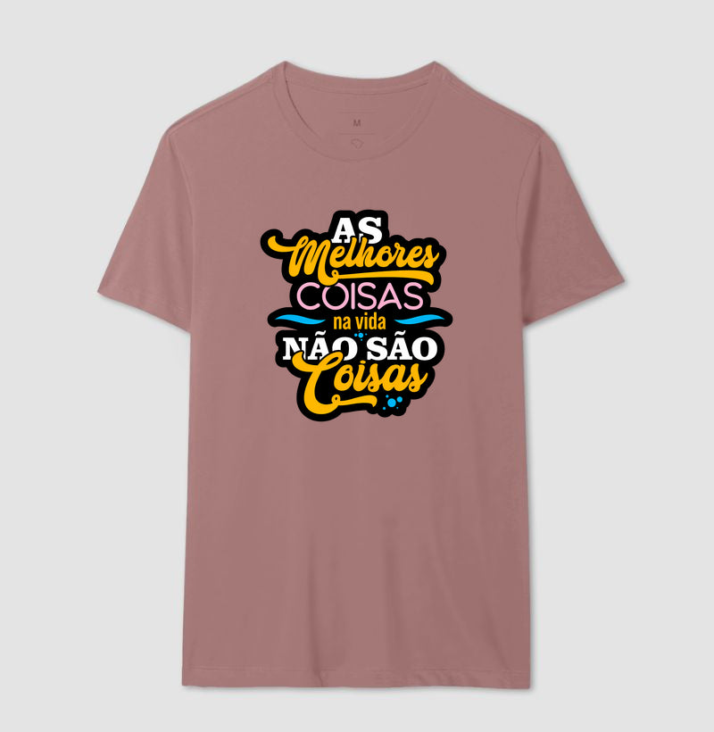 Camiseta Frase Motivacional “As Melhores Coisas da Vida Não São Coisas” – Estilo Lettering Moderno