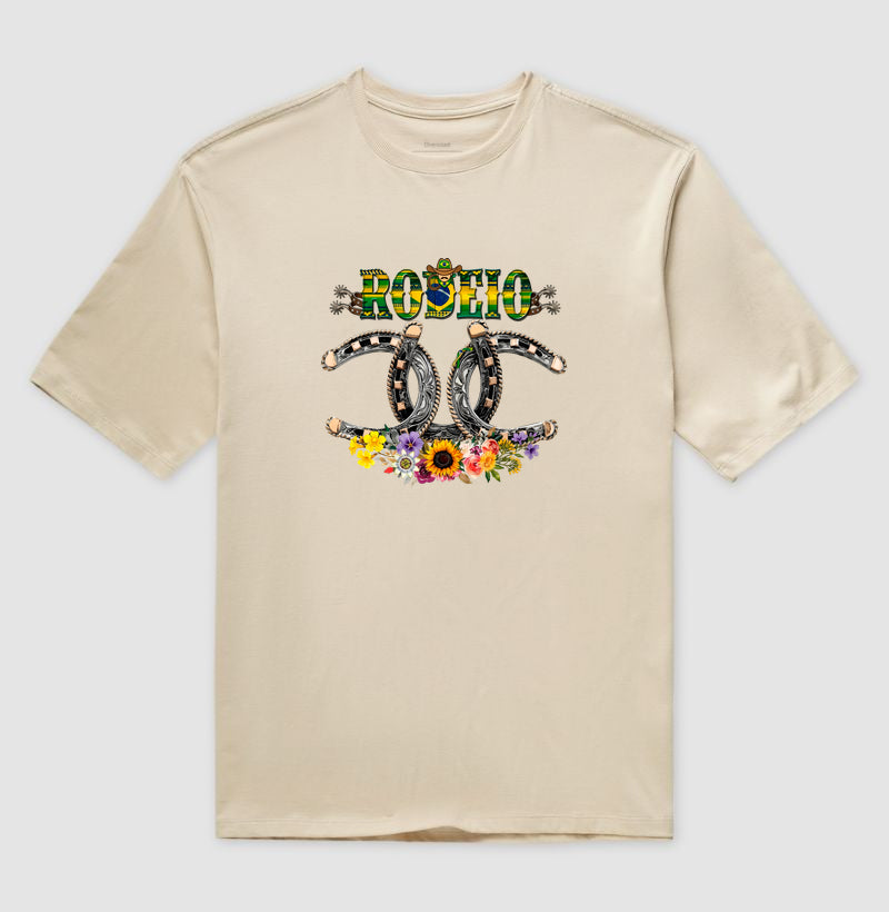 Camiseta Oversized Country Ferraduras Estilo Grife e Flores - Bruta e Delicada