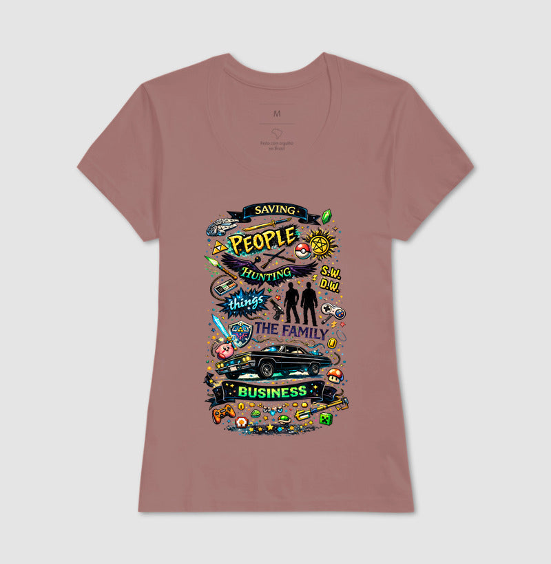 Camiseta Geek Saving People Hunting Things – Estampa Nerd Cultura Pop, Séries, Games e Família