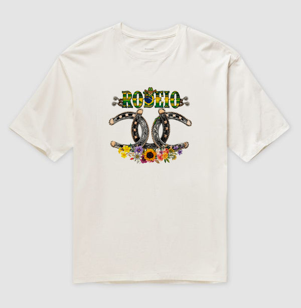 Camiseta Oversized Country Ferraduras Estilo Grife e Flores - Bruta e Delicada