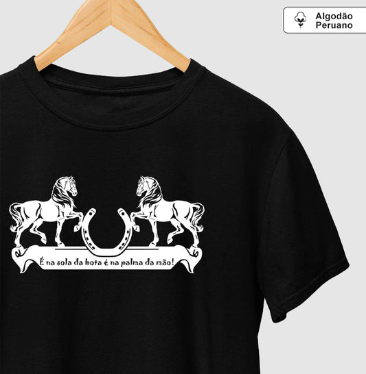 Camiseta Masculina Na Sola da Bota, na Palma da Mão 🧲🐎
