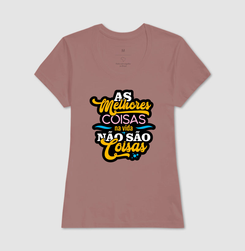 Camiseta Frase Motivacional “As Melhores Coisas da Vida Não São Coisas” – Estilo Lettering Moderno
