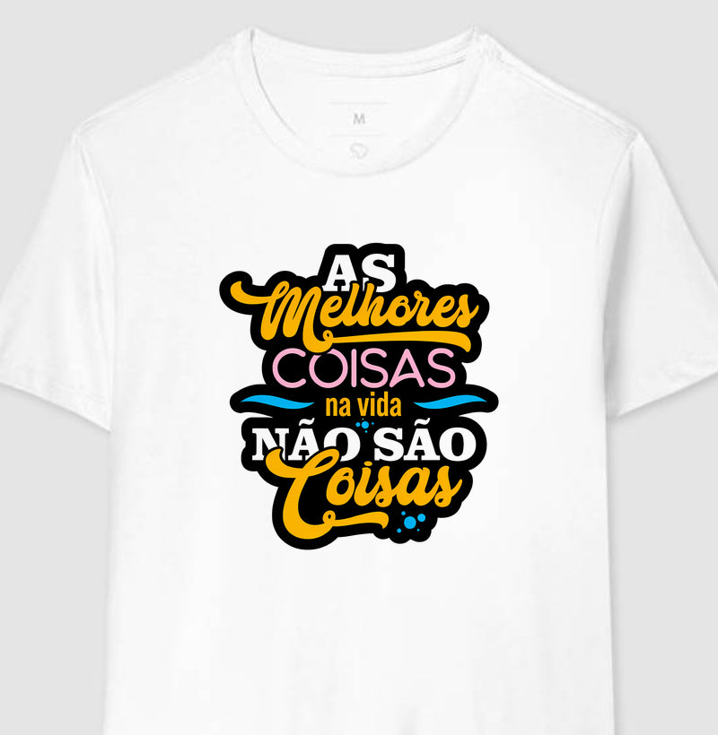 Camiseta Frase Motivacional “As Melhores Coisas da Vida Não São Coisas” – Estilo Lettering Moderno