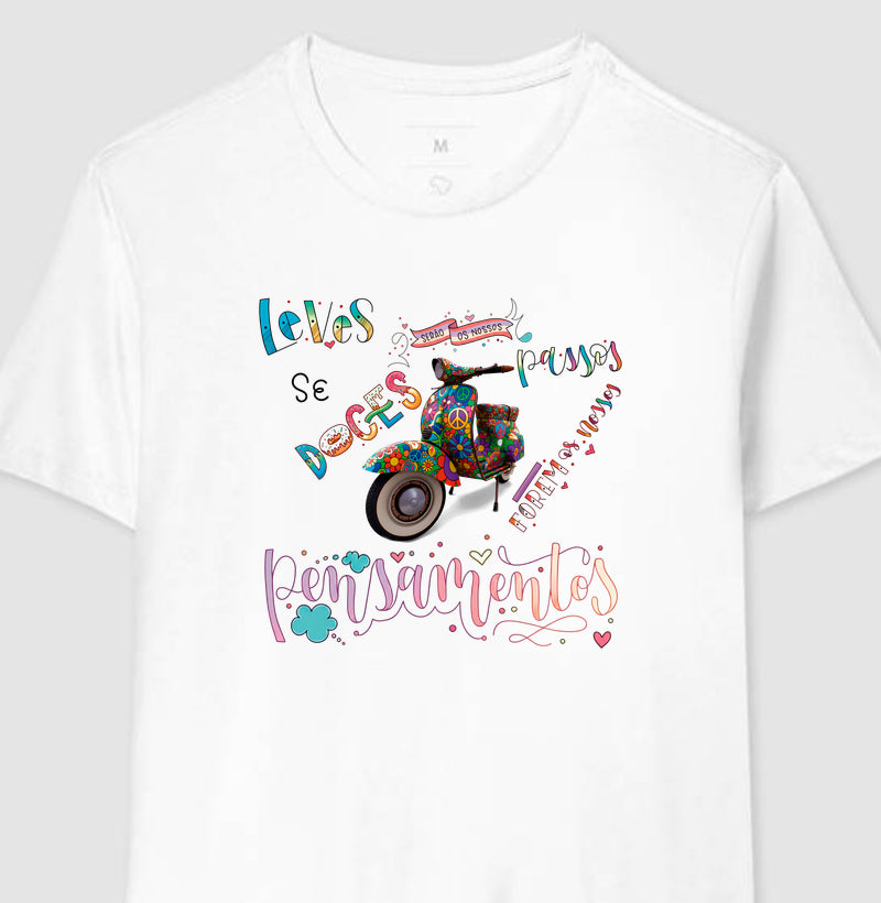 Camiseta Leves Serão os Nossos Passos Estampa Vespa Psicodélica Pensamentos