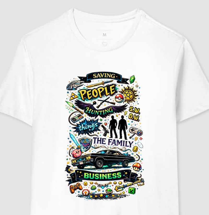 Camiseta Geek Saving People Hunting Things – Estampa Nerd Cultura Pop, Séries, Games e Família