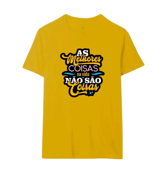 Camiseta Frase Motivacional “As Melhores Coisas da Vida Não São Coisas” – Estilo Lettering Moderno