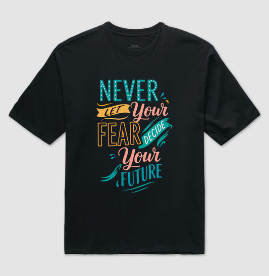 Camiseta Oversized Never Let Your Fear Decide Your Future – Estampa Motivacional Tipográfica