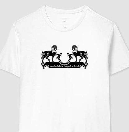 Camiseta Masculina Na Sola da Bota, na Palma da Mão 🧲🐎