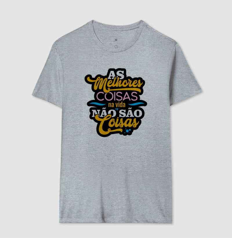 Camiseta Frase Motivacional “As Melhores Coisas da Vida Não São Coisas” – Estilo Lettering Moderno