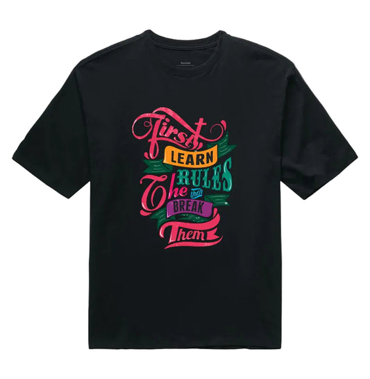 Camiseta Oversized Frase Inspiradora “First Learn The Rules Then Break Them” – Estilo Tipografia Criativa Vintage