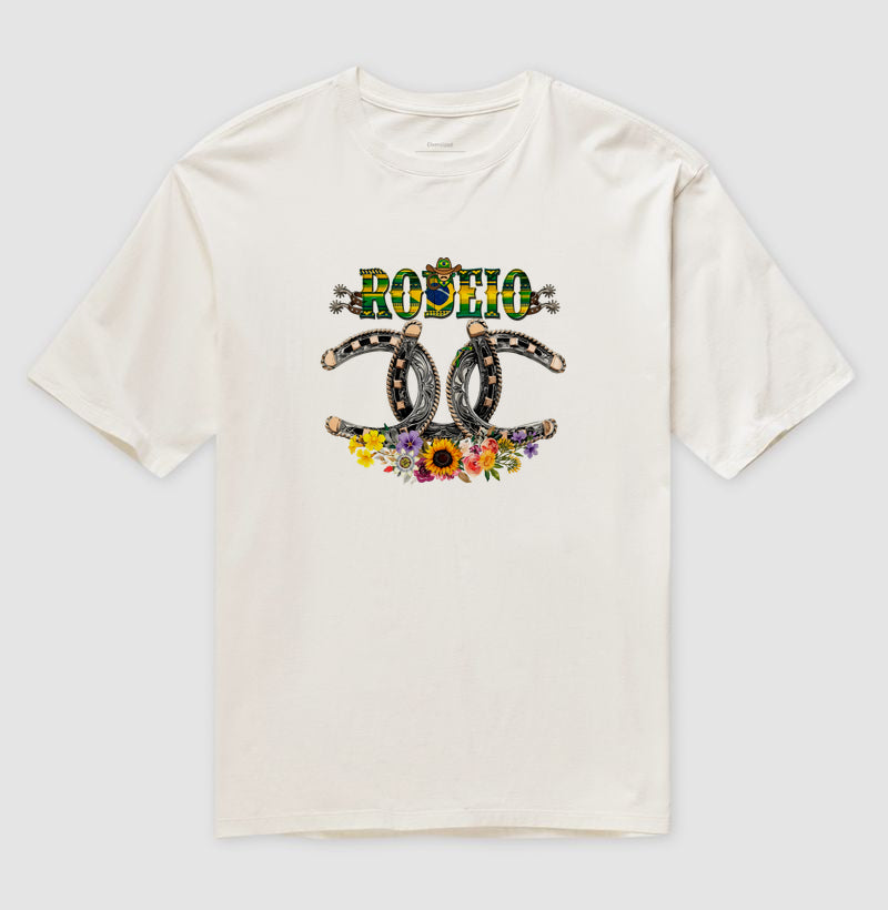 Camiseta Oversized Country Ferraduras Estilo Grife e Flores - Bruta e Delicada