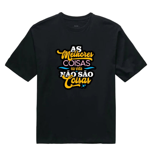Camiseta Oversized Frase Motivacional “As Melhores Coisas da Vida Não São Coisas” – Estilo Lettering Moderno