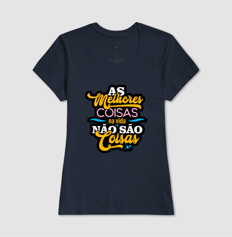 Camiseta Frase Motivacional “As Melhores Coisas da Vida Não São Coisas” – Estilo Lettering Moderno